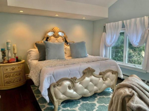 Top Floor 3 Bedroom Private Apartment with Park Views, Roof Top Deck & Fire Place
